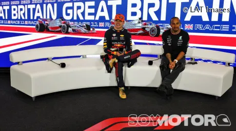 Max Verstappen y Lewis Hamilton en Silverstone