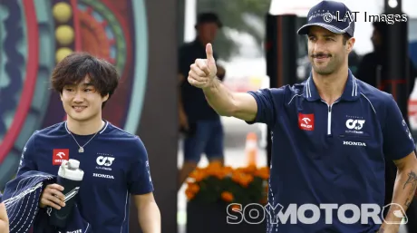 Yuki Tsunoda y Daniel Ricciardo 
