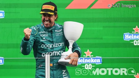 Fernando Alonso en el podio de Países Bajos 2023 tras terminar segundo