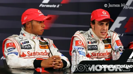 Lewis Hamiton y Fernando Alonso en la rueda del prensa del GP de Mónaco 2007