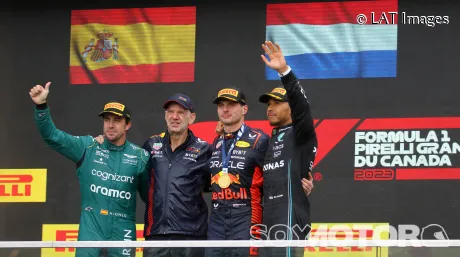 Fernando Alonso, Adrian Newey, Max Verstappen y Lewis Hamilton en el podio de Canadá