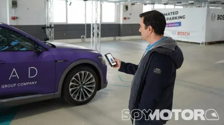 Volkswagen y Bosch presentan una tecnología que permite al coche eléctrico ir a recargar sólo - SoyMotor.com