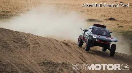 Dakar 2024, Etapa 9: Sainz aguanta el tipo pese a abrir pista y Loeb sólo recorta cuatro minutos - SoyMotor.com