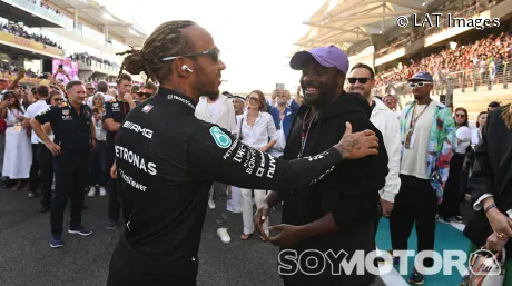 Lewis Hamilton y Will.i.am en Abu Dabi