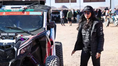 Maha Hamali, la tercera mujer saudí en el Dakar, nunca había pisado el ...