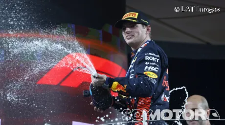 Max Verstappen en el podio de Abu Dabi 2023