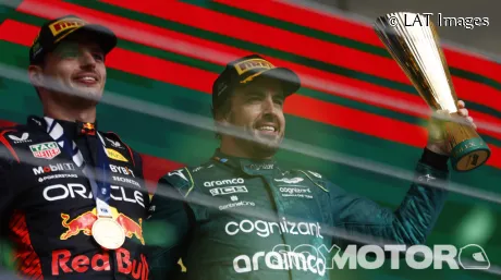 Fernando Alonso y Max Verstappen en el podio de Brasil 2023