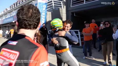 Eric Gené se abraza a su padre al salir del coche en Valencia - Winter series