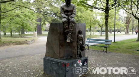 La estatua de Ayrton Senna en Imola
