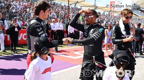 Saludo entre Charles Leclerc y Lewis Hamilton