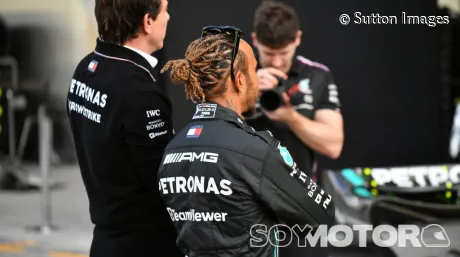 Lewis Hamilton y Toto Wolff en Abu Dabi