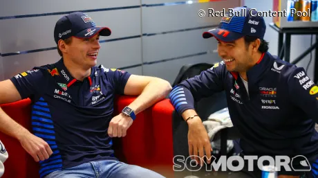 Max Verstappen y Sergio Pérez en Milton Keynes