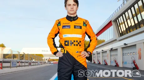 Oscar Piastri vestido con el mono de McLaren para la temporada 2024 de Fórmula 1