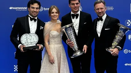 Sergio Pérez, Geri Halliwell, Max Verstappen y Christian Horner en la gala de entrega de premios de la FIA