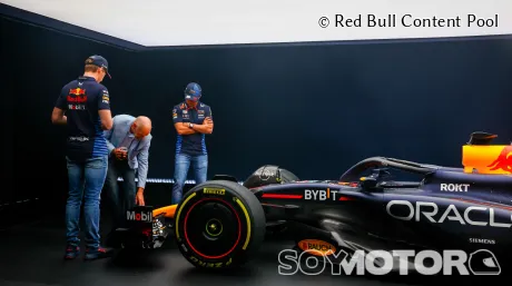 Sergio Pérez, Adrian Newey y Max Verstappen en la presentación del RB20