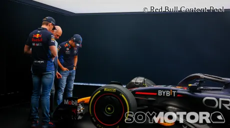 Max Verstappen, Adrian Newey y Sergio Pérez en la presentación del RB20
