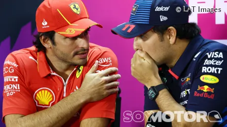 Carlos Sainz y Sergio Pérez en la rueda de prensa de los test de pretemporada de Baréin