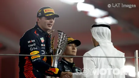 Max Verstappen en el podio de Abu Dabi junto con George Russell