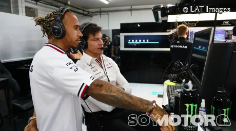 Wolff revela cómo le contó Hamilton su salida a Ferrari: "No fue una sorpresa" - SoyMotor.com