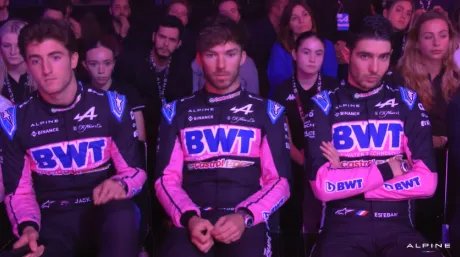 Esteban Ocon en la presentación del A524