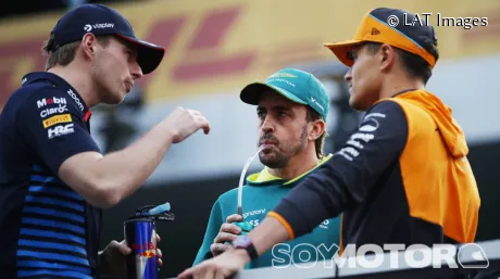Fernando Alonso junto a Lando Norris y Max Verstappen en el GP de Arabia Saudí