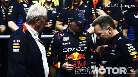 Helmut Marko, Max Verstappen y Christian Horner tras la victoria en el GP de Arabia Saudí