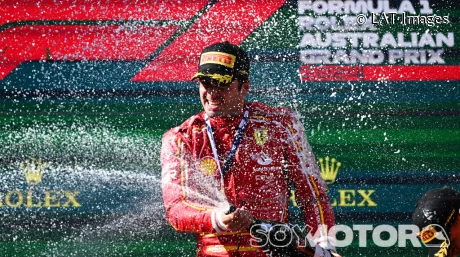 Carlos Sainz en el podio tras ganar el GP de Australia