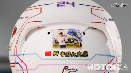 El casco especial que llevará Zhou para la carrera de China