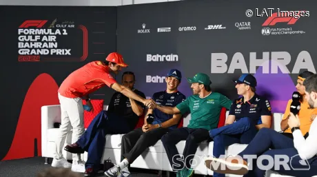 Carlos Sainz y Fernando Alonso se saludan en la primera rueda de prensa del año