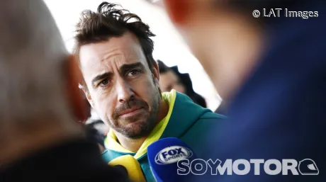 Fernando Alonso atiende a los medios de comunicación a su llegada al circuito de Suzuka