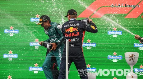 Fernando Alonso y Max Verstappen en el podio el año pasado