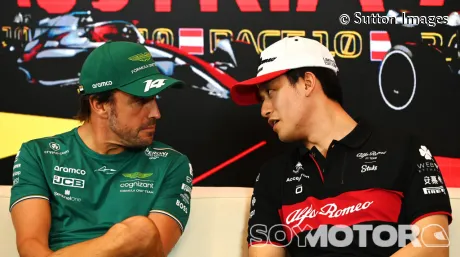 Fernando Alonso y Guanyu Zhou conversan durante la rueda de prensa del GP de Austria del año pasado