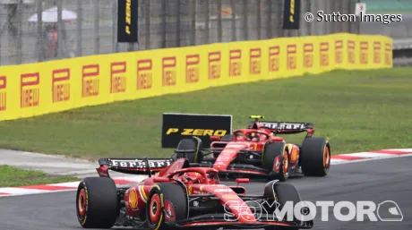 Carlos Sainz y Charles Leclerc durante la celebración del GP de China