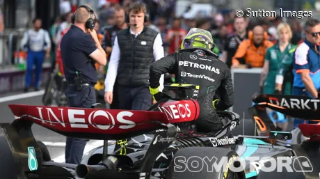 Lewis Hamilton se baja de su Mercedes, en una imagen reciente