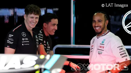 Lewis Hamilton con su equipo en una imagen reciente