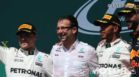 Loic Serra en el podio junto a Lewis Hamilton y Valtteri Bottas, en 2017