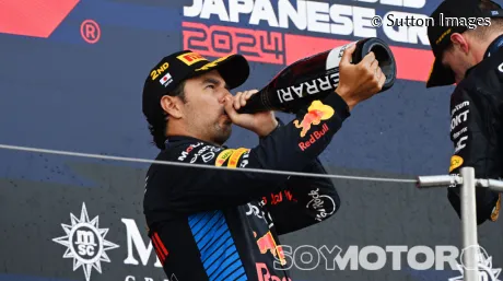 Sergio Pérez celebra el podio en el GP de Japón tras terminar segundo la carrera