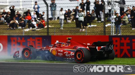 Carlos Sainz impacta contra las protecciones en la clasificación de China