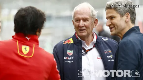 Carlos Sainz habla con Helmut Marko en el primer día de sesión del GP de Japón