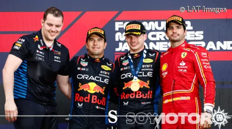 Carlos Sainz celebra el podio en el Gran Premio de Japón junto al equipo Red Bull