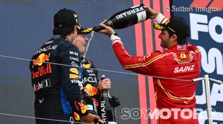 Carlos Sainz celebra el podio del GP de Japón con Max Verstappen y Sergio Pérez