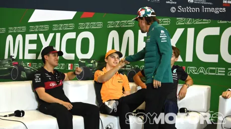 Fernando Alonso y Oscar Piastri se saludan ante la atenta mirada de Guanyu Zhou, en una imagen de México 2023