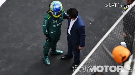 Fernando Alonso y Mohammed Ben Sulayem durante la celebración del Gran Premio de China