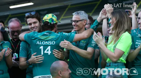 Fernando Alonso en la celebración del podio de Brasil el año pasado junto con Mike Krack