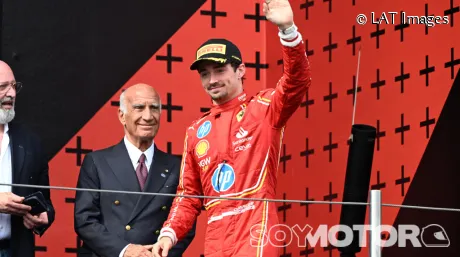 Charles Leclerc en el podio de Imola