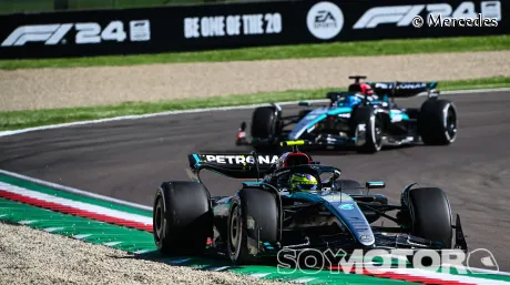 Lewis Hamilton y George Russell en Imola