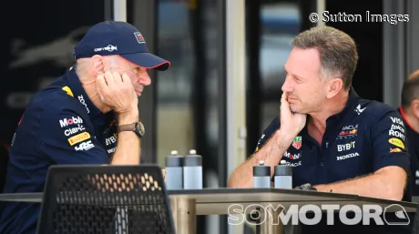 Adrian Newey y Christian Horner en una conversación esta misma temporada