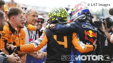 Lando Norris y Max Verstappen celebran el podio en Imola