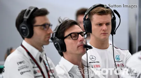 Mick Schumacher y Toto Wolff en el box de Mercedes