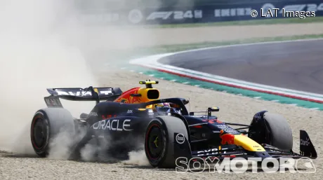 Sergio Pérez durante la carrera del GP de la Emilia Romaña, en una salida de pista